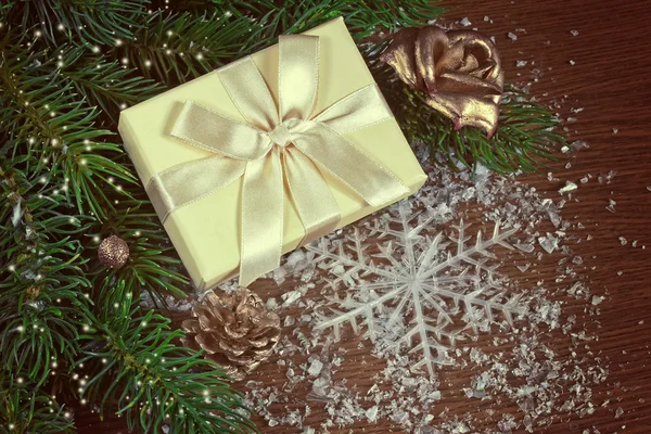 Sfondo natalizio con rami di abete, regalo, fiocco di neve — Foto Stock