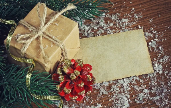 Neujahrsgeschenk, rote Zapfen, Tannenzweige und Papieranhänger — Stockfoto