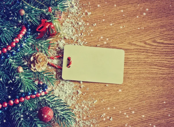 クリスマスのモミの枝、鐘、紙タグの背景 — ストック写真