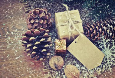 İki hediye, köknar ağacı koni ile Noel arka plan