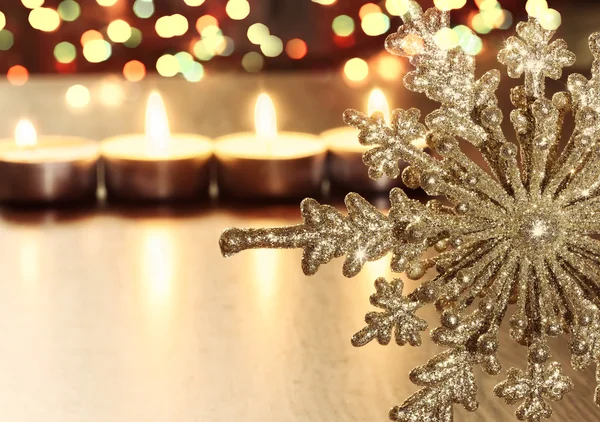 Χρυσό νιφάδα χιονιού Χριστούγεννα και κεριά — Φωτογραφία Αρχείου