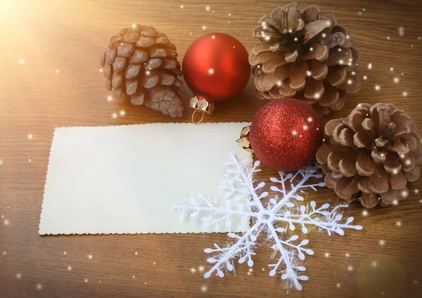 Fundo de Natal com cones de pinho e bolas vermelhas — Fotografia de Stock