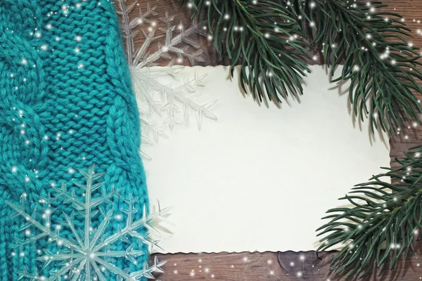 Рождественский фон с бирюзовой вязаной шляпой и снежинкой — стоковое фото