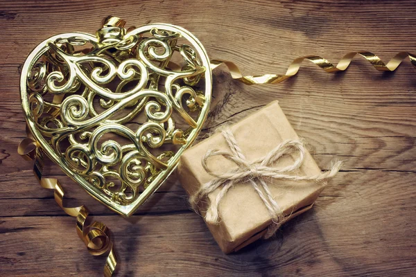 Valentinstag goldene Spitze Herz und Geschenk — Stockfoto