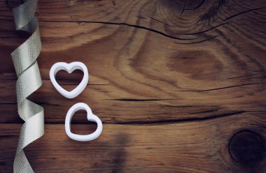 Sevgiliye arka plan beyaz yürekleri 