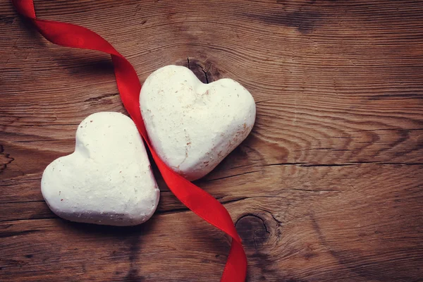 İki gingerbread kalp şekli — Stok fotoğraf