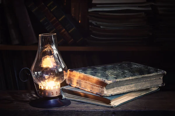 Livros velhos na mesa de madeira — Fotografia de Stock