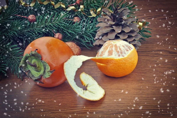 Рождественский фон, хурма и мандарин — стоковое фото