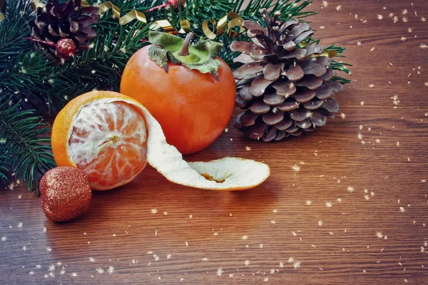 Рождественский фон, хурма и мандарин — стоковое фото