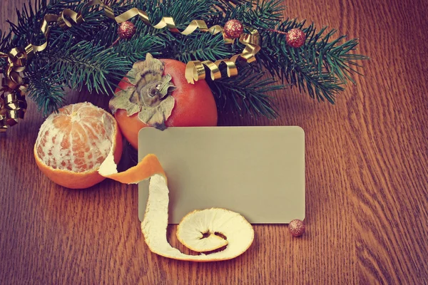 Рождественский фон с спелыми хурмами и мандарином — стоковое фото