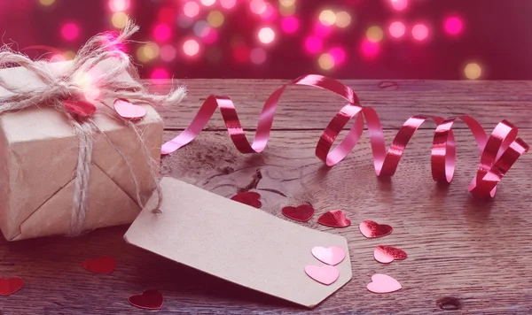 Aftelkalender voor Valentijnsdag gift iets op tafel — Stockfoto