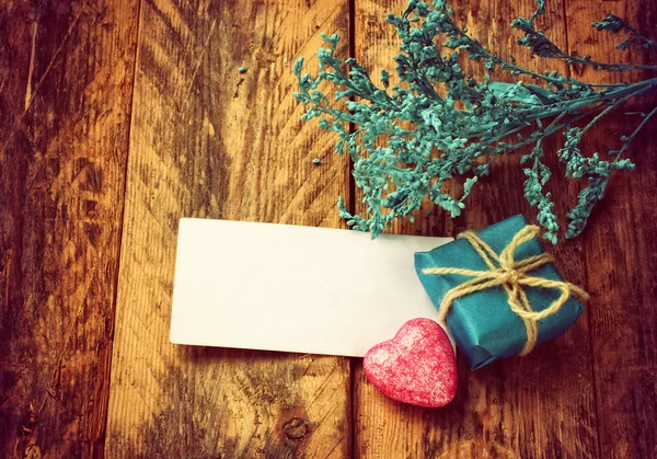 Piccola scatola regalo blu, cuore rosa, decorazione del ramo, tag vuoto — Foto Stock