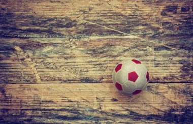 ahşap masa üzerinde eski küçük oyuncak top