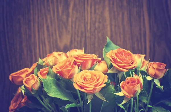 Feiertagsstrauß aus orangen Rosen — Stockfoto