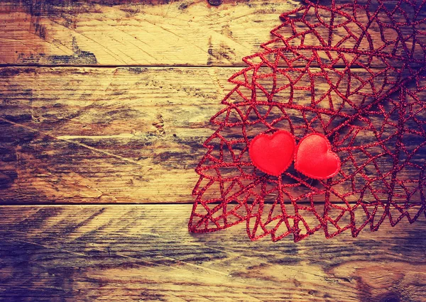 Valentinstag, geschnitztes Zierblatt, zwei Seidenherzen — Stockfoto