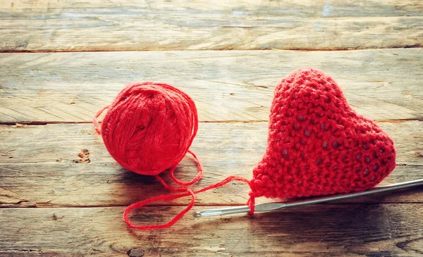 San Valentino cuore uncinetto e palla di filo — Foto Stock