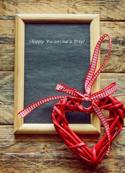Fondo del día de San Valentín con corazón y pizarra negra —  Fotos de Stock