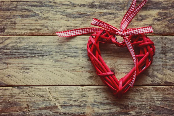 Día de San Valentín corazón trenzado rojo —  Fotos de Stock