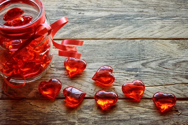 Tarro de vidrio con corazón transparente rojo — Foto de Stock