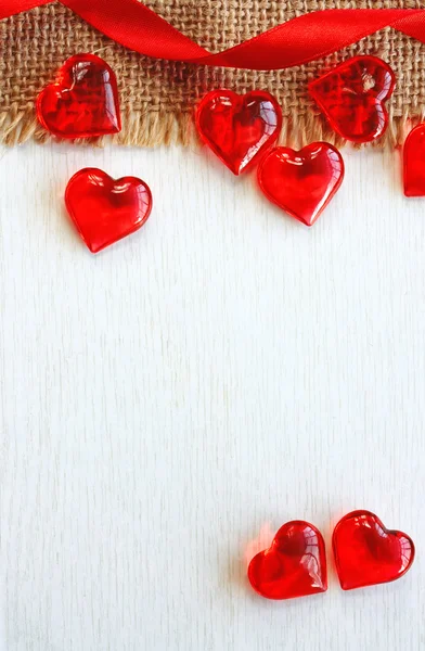 Aftelkalender voor Valentijnsdag rood lint, helder glazen hart — Stockfoto