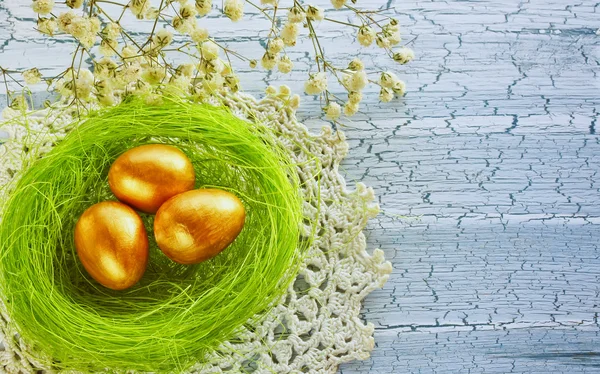 Easter background with golden egg — Stock Photo, Image