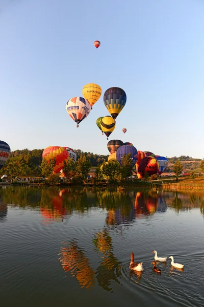 Warme lucht ballonnen opstijgen — Stockfoto