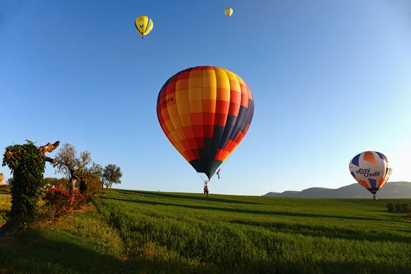 Balon na ogrzane powietrze lądowania na trawie — Zdjęcie stockowe