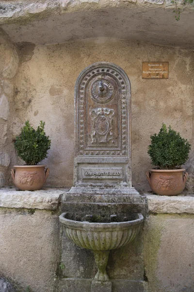 Alter Trinkbrunnen in rasiglia. — Stockfoto