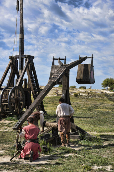 Загрузка катапульты
