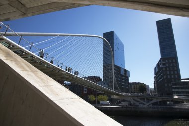 Bilbao şehrinde Zubizuri yaya köprüsü