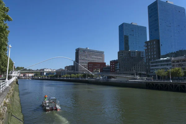 Paisaje urbano de Bilbao con torres Isokaki — Foto de Stock