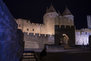 Geceleri Carcassonne Kalesi'nin girişi