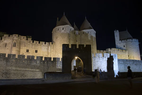 在晚上的卡尔卡松城堡的入口处 — 图库照片