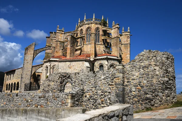 Kostel Santa Maria de la předpoklad v Castro Urdiales — Stock fotografie