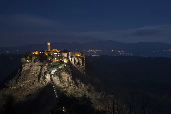 Чивіта-ді-Bagnoregio вночі — стокове фото