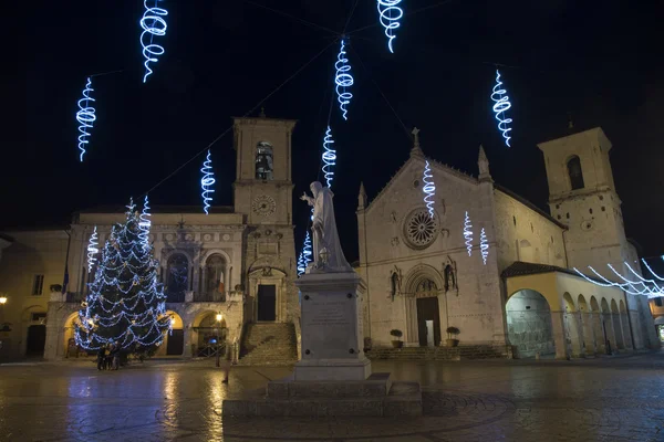 Главная площадь Норсии во время Рождества — стоковое фото