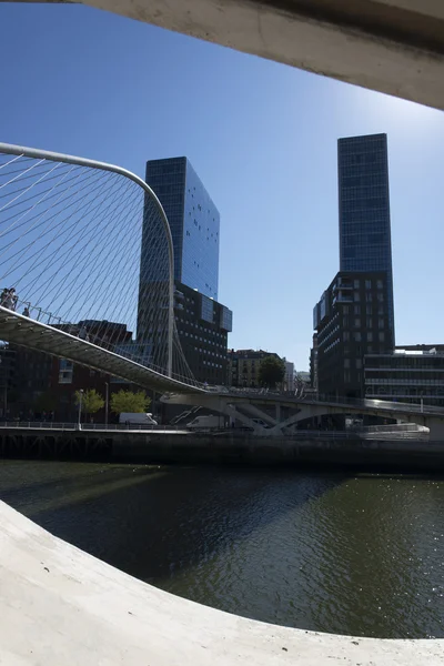 Bilbao şehrinde Zubizuri Köprüsü — Stok fotoğraf