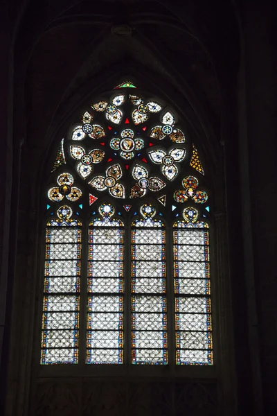 Gebrandschilderd glas in de basiliek van Saint-Nazaire — Stockfoto