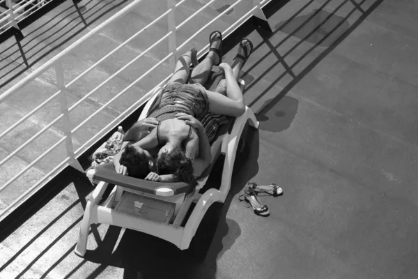 Couple lying down — Stock Photo, Image