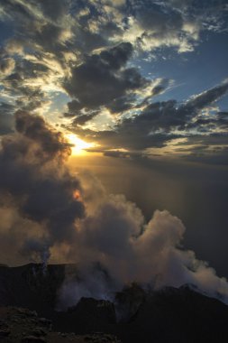 Gün batımında Stromboli yanardağ