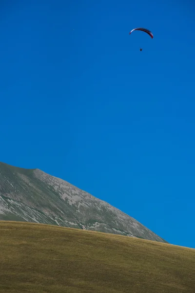 Parapente sobre as montanhas Sibillini — Fotografia de Stock