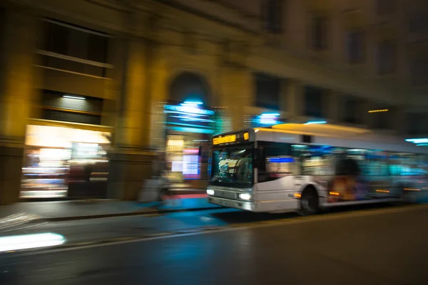 Autobus se pohybuje v Římě — Stock fotografie