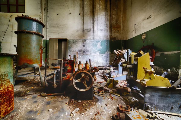 Beschädigte Geräte in verlassener Fabrik. — Stockfoto