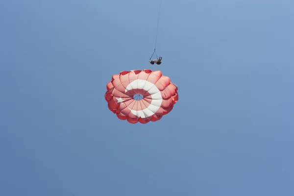 Actividad deportiva Parasailing en el cielo foto — Foto de Stock