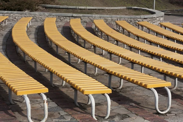 Reihe gelber Holzsitze — Stockfoto