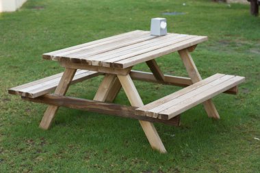 Küçük ahşap picknickplace bir yeşil alan fotoğraf üzerine