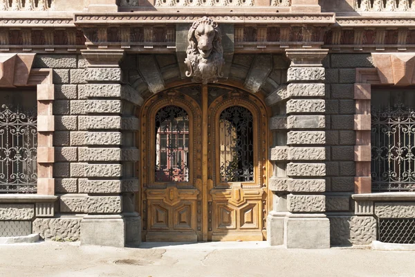 Porte ancienne en bois décoré. Vieille décoration de métal de la porte photo . — Photo