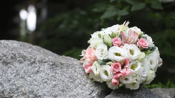 Bouquet de mariage sur pierre — Photo