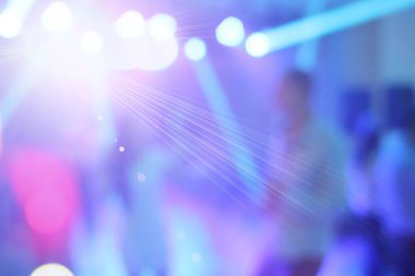 Disko partisinde bulanık renkli ışıklar