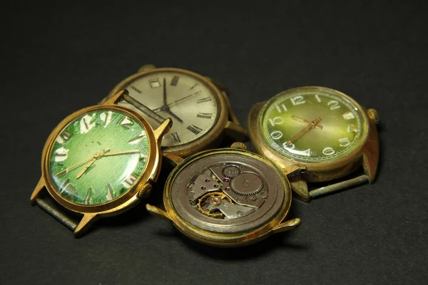 Старый часовой механизм и старые механические часы — стоковое фото